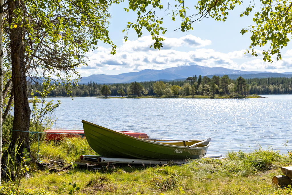 Till fastigheten hör en båtplats med servitut ngr hundra meter från tomten.