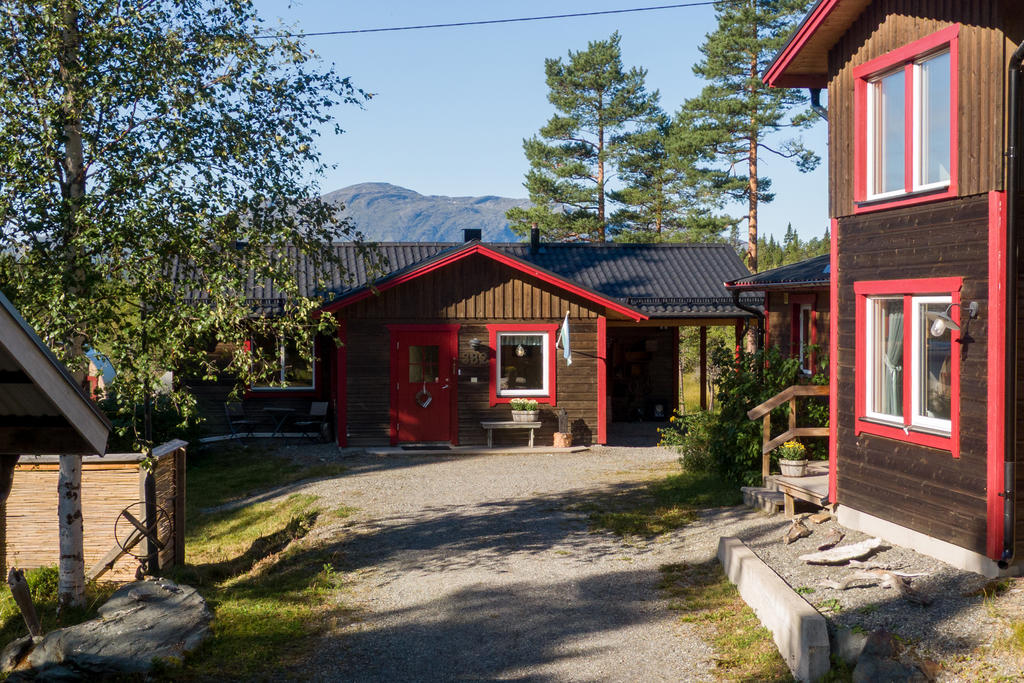 På fastigheten finns huvudbyggnad, gästhus, garage med förråd, bastubyggnad, skotergarage och förrådsbyggnader.
