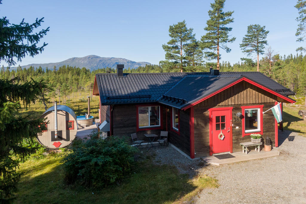 Huvudbyggnad med bastuhus och badtunna.