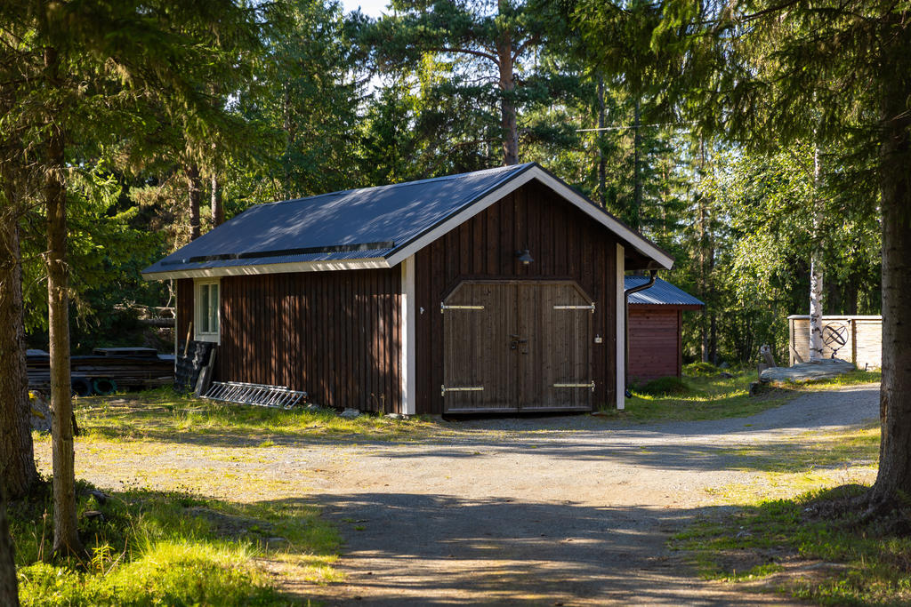 Väl tilltaget garage med isolerat förrådsutrymme och intilliggande skotergarage.