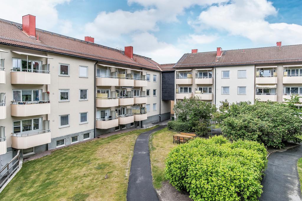 Lägenheten vetter ut mot en trevlig grönskade innergård