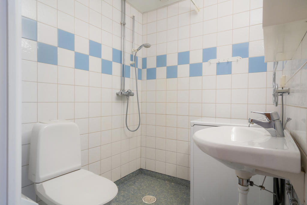 Fräscht badrum med dusch och tvättmaskin
