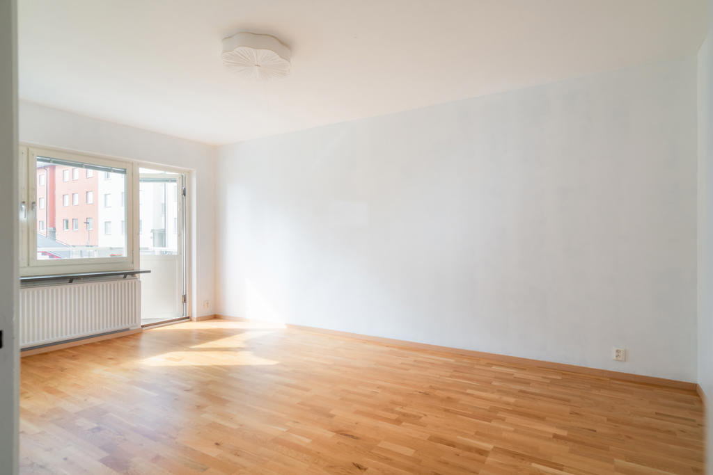 Vardagsrum med utgång till balkong