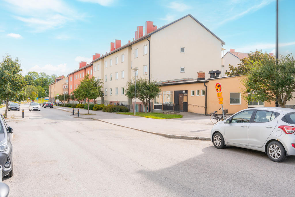 Ofta finns lediga kostnadsfria parkeringar längs med gatan