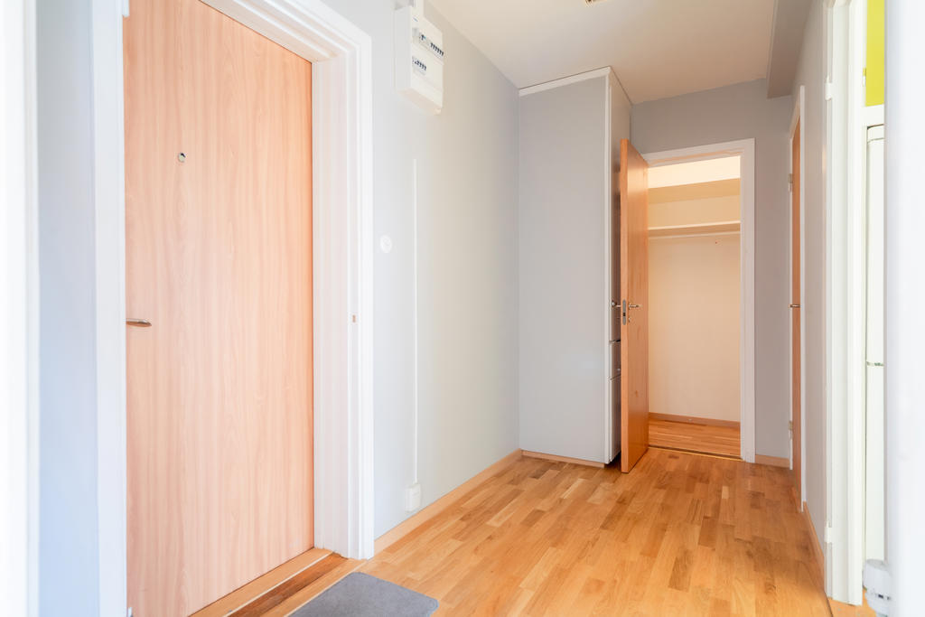 Ljus och fin möblerbar hall. 