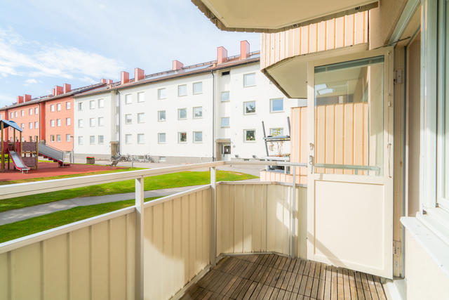 Balkong i bra solläge och utsikt till trevlig innergård