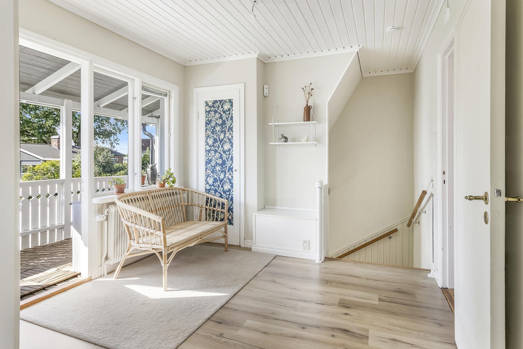 Övre hall med utgång till balkong
