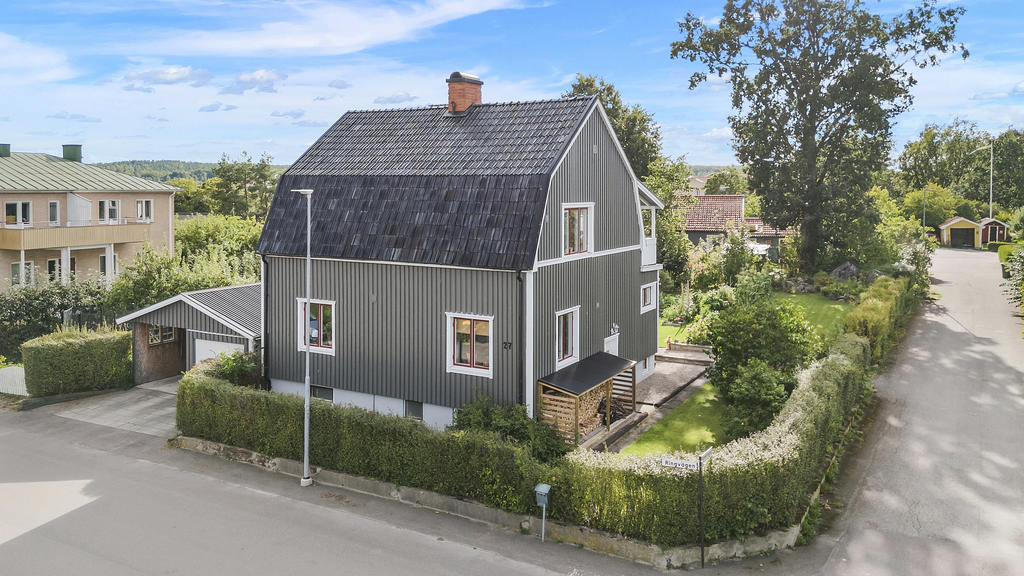 Häck som inramar tomten