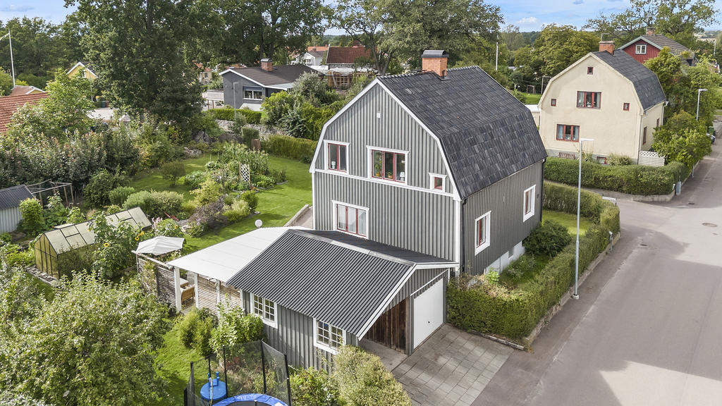 Garage och carport intill huset