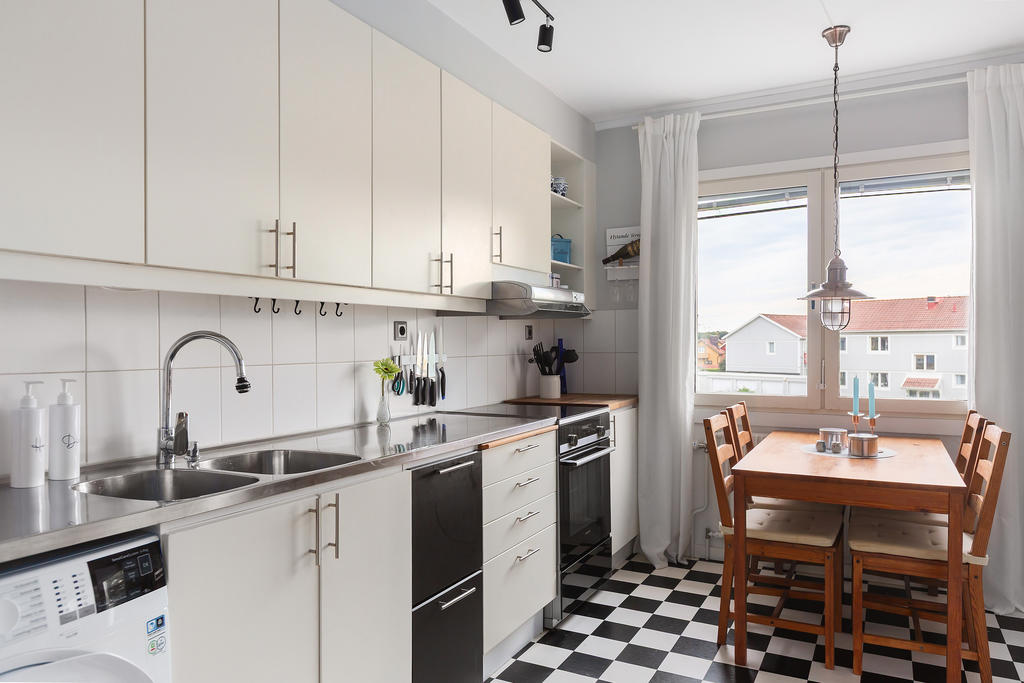 Gott om förvaring och arbetsyta, även en tvättmaskin som enkelt kan ersättas med diskmaskin om man önskar