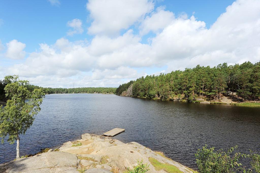 Runt Gömmaren finns både bryggor och klippor att bada från
