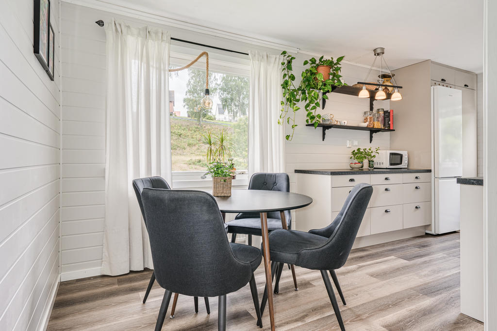 Funktionellt och modernt kök med plast för matgrupp. 