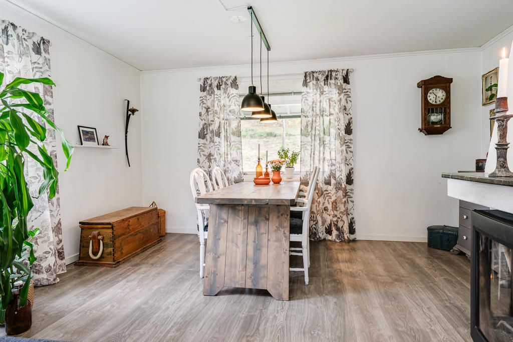 Plats för separat matgrupp i vardagsrummet. 