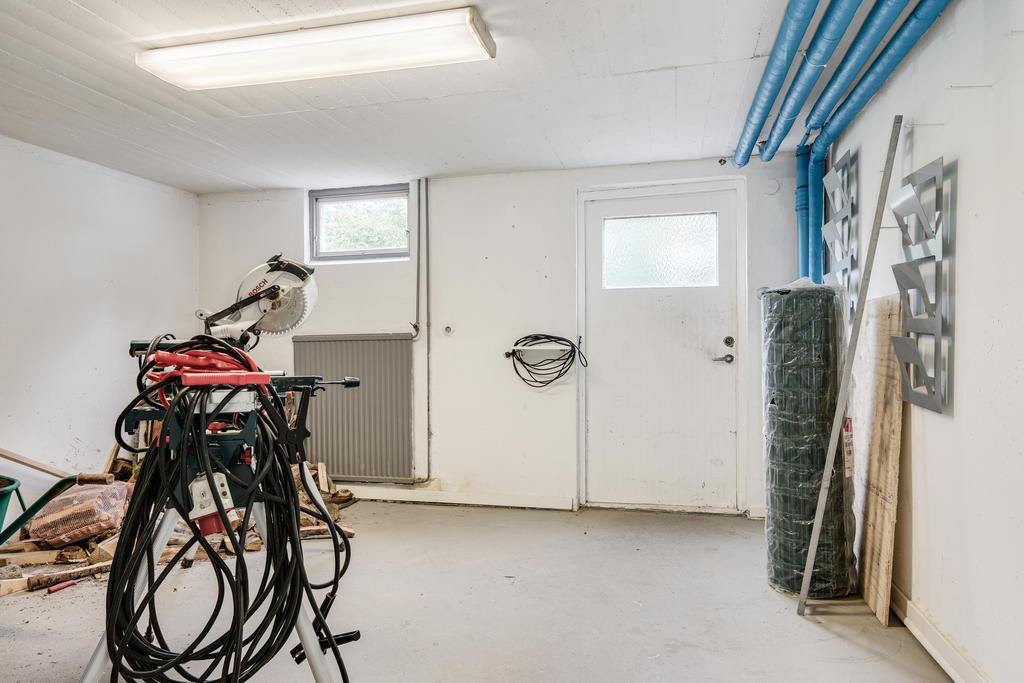 Garage med ingång från källarplan.