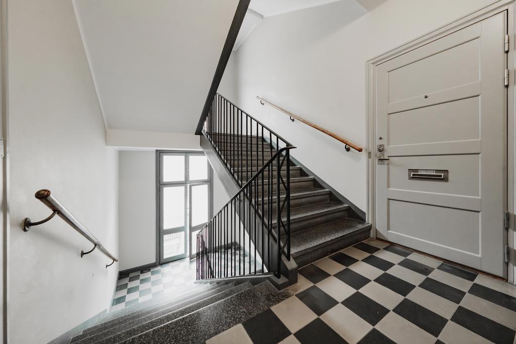 Fint trapphus med gemensam balkong några steg från bostaden 
