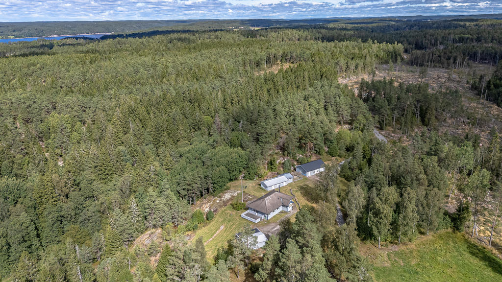 Lantligt läge med pendlingsvänligt avstånd till Munkedal, Uddevalla och Tanum