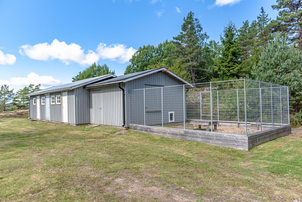 Förrådsbyggnad med vedbod 