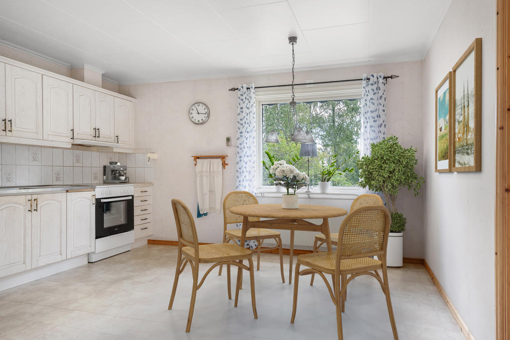 Kök med plats för matbord
Bilden är ett fotomontage 