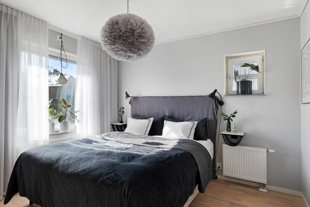 Sovrum 1 med stör klädkammare