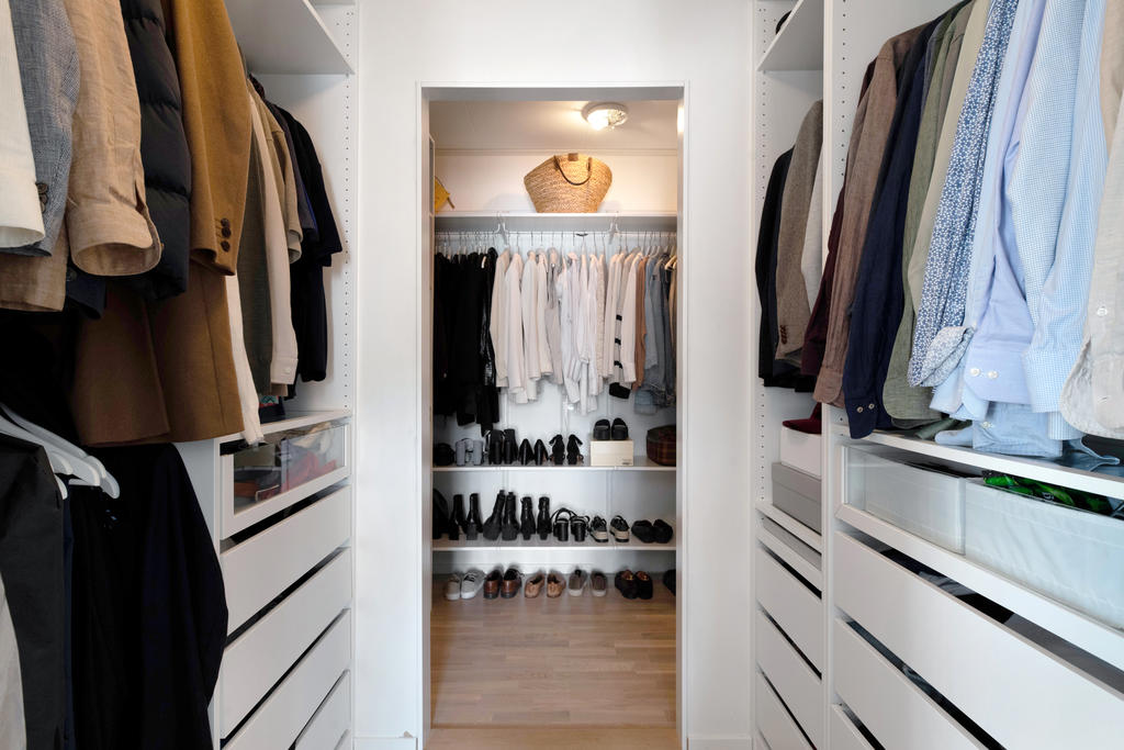Stor walk in closet som nås från Sovrum 1