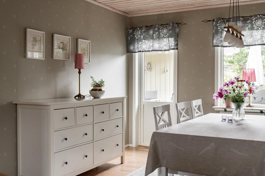 Matplats med utgång till altan