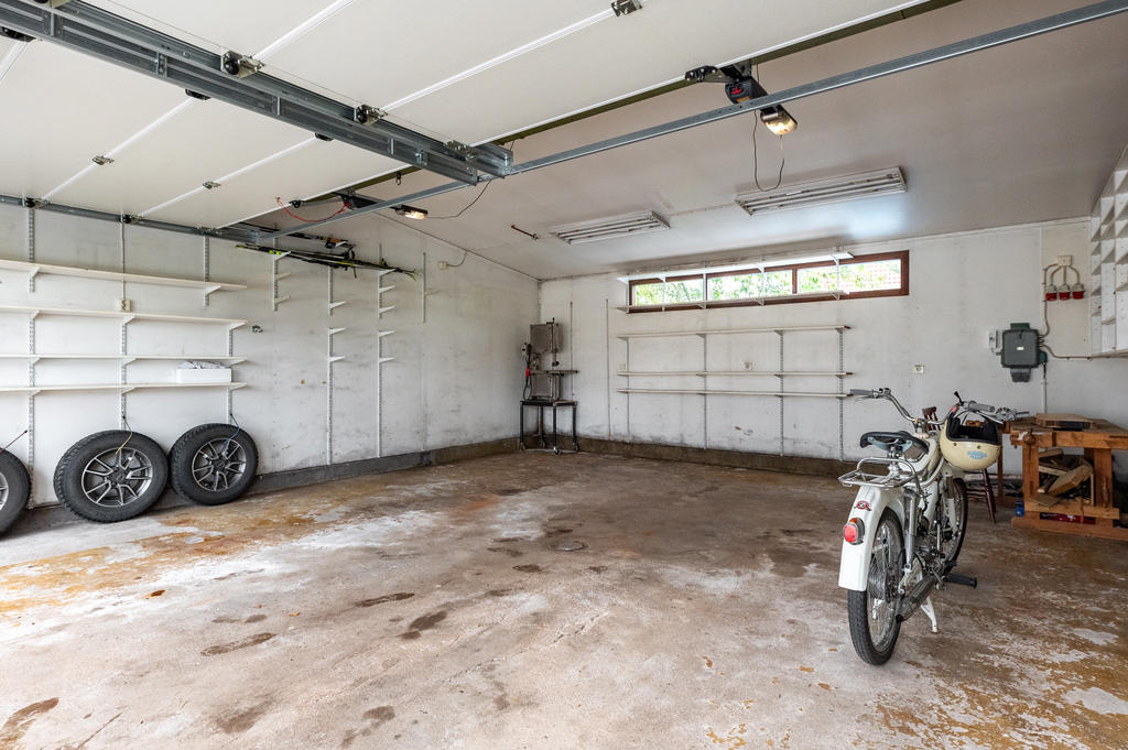 Stort dubbelgarage + extra förråd väg i vägg