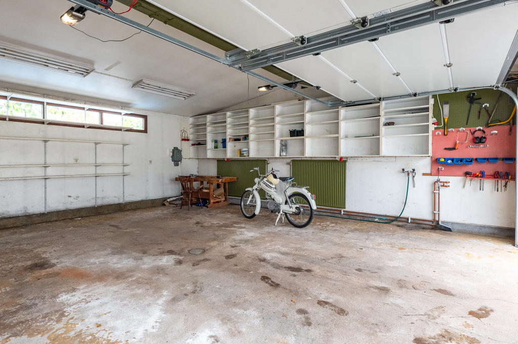 Stort dubbelgarage + extra förråd väg i vägg