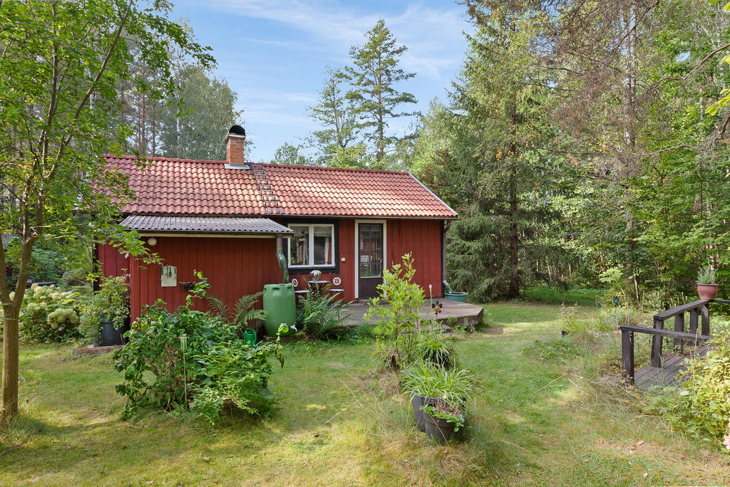 Husets baksida med tillbyggnad för inkommande vatten och förråd