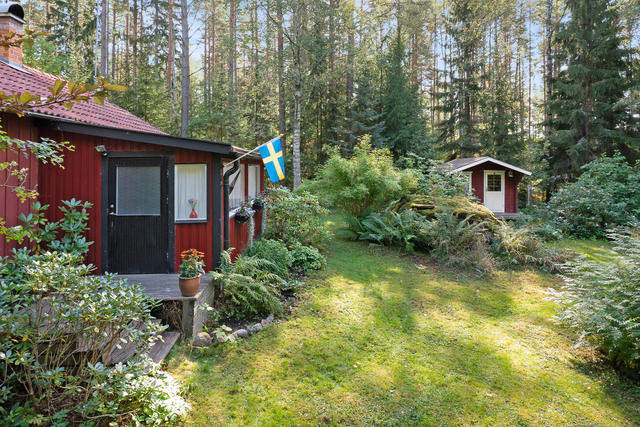 Taklagd och skyddad altan samt gästhus på husets baksida