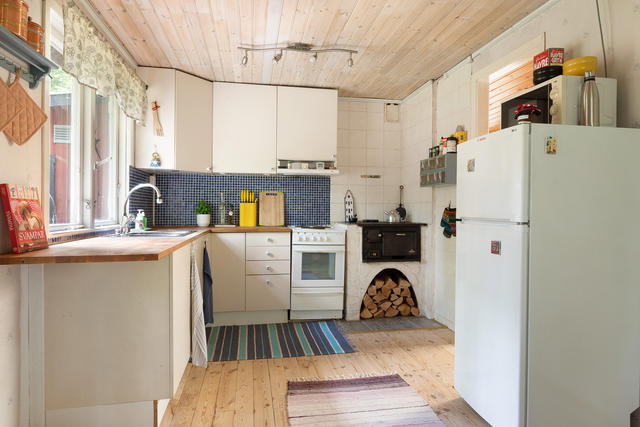 Kök med indraget vatten, elspis med 3 plattor och fungerande vedspis