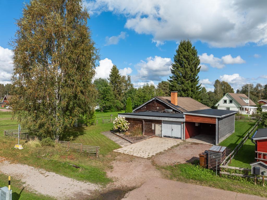 Här finns garage, carport och uppfart med plats för flera bilar