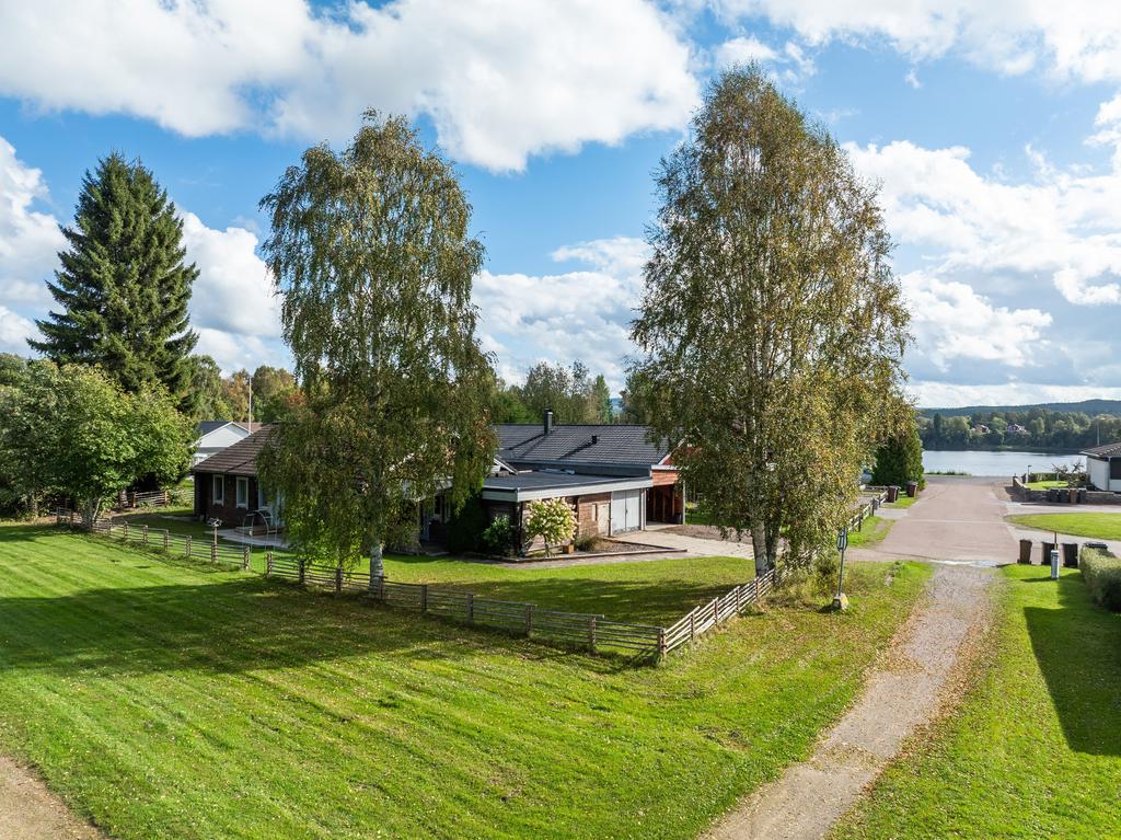Ett stenkast bort ligger Västerdalälven och Mockfjärds populära discgolfbana