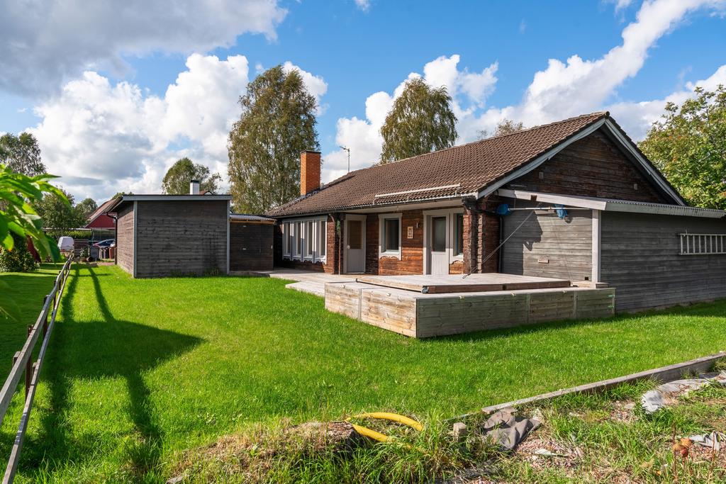 Intill altanen finns en liten pool