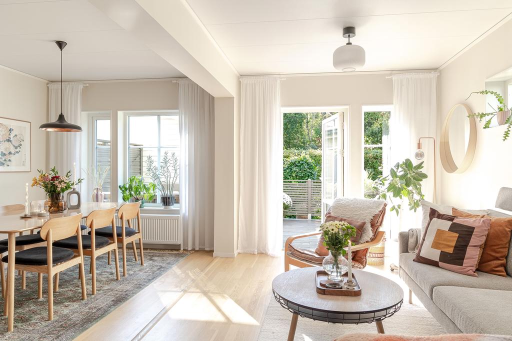 Här finns gott om plats för både soffhörna och matplats, perfekt för familjeliv och umgänge. 