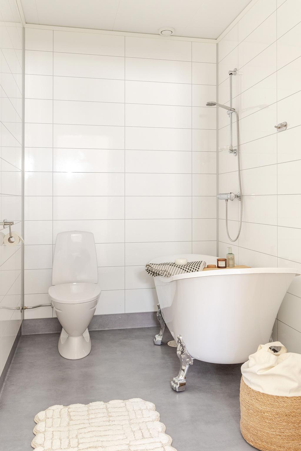 Det övre badrummet är väl tilltaget och har en härlig känsla av lyx. Här väntar ett stilrent inrett rum med både badkar och moderna detaljer – en perfekt plats för avkoppling efter en lång dag.