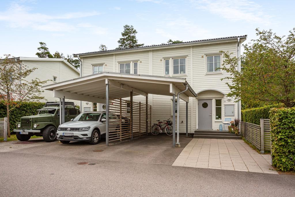 Till varje lägenhet hör en parkering i direkt anslutning till bostaden. Biluppställningsplatserna är anlagda med asfalt.