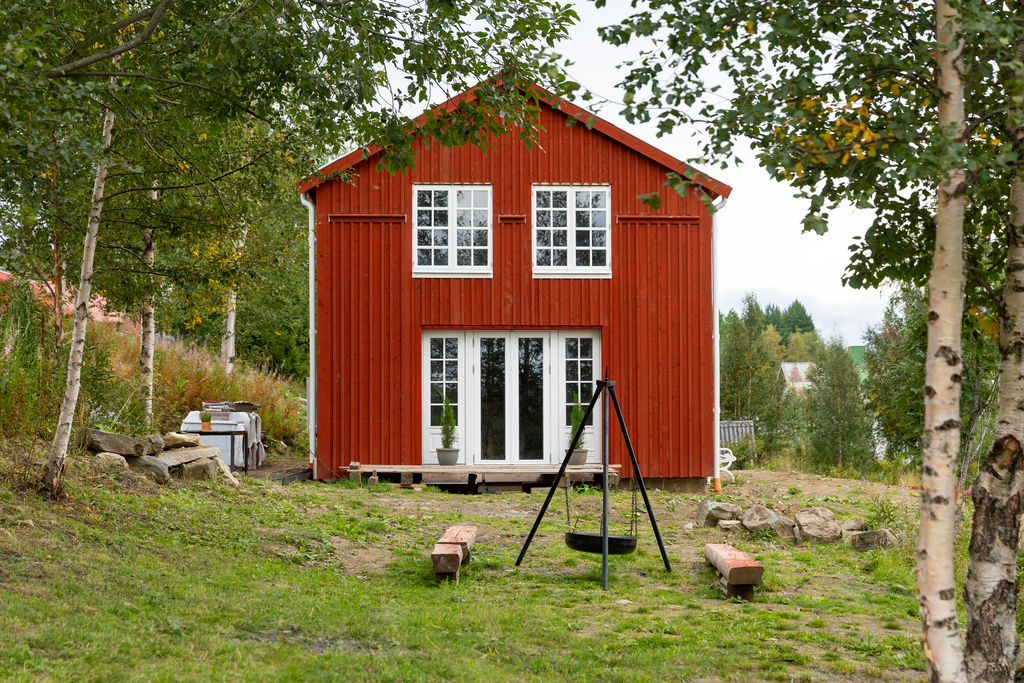 Huvudbyggnaden har utvändigt fått tilläggsisolering och ny panel samt nya fönster.