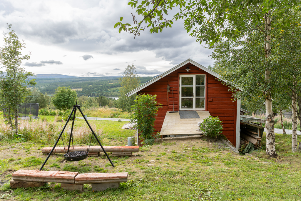 Ekonomibyggnad med hemmakontor på övervåningen som inrymmer kök och badrum.
