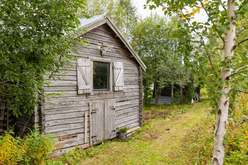 På fastigheten står en äldre timmerbyggnad som har renoverats för att kunna användas som familjens krypin eller som festlokal.
