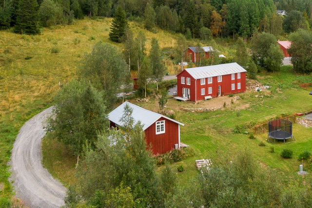 Fastighet på 2,4 HA med huvudbyggnad under renovering samt ekonomibyggnad och äldre timmerhus.