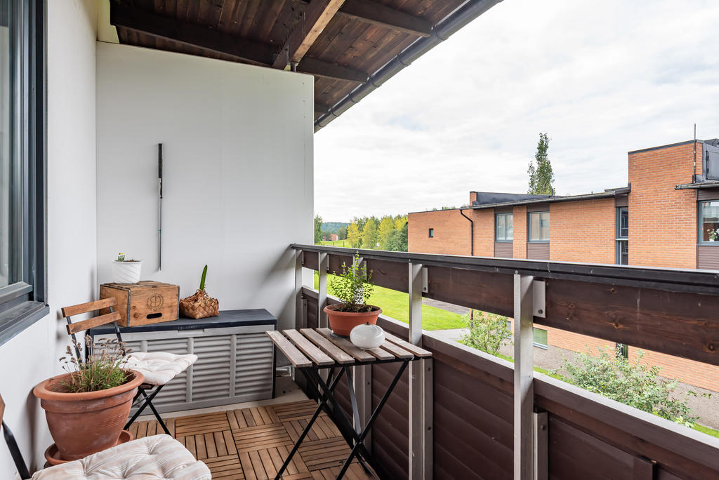 Mysig balkong med plats för odling