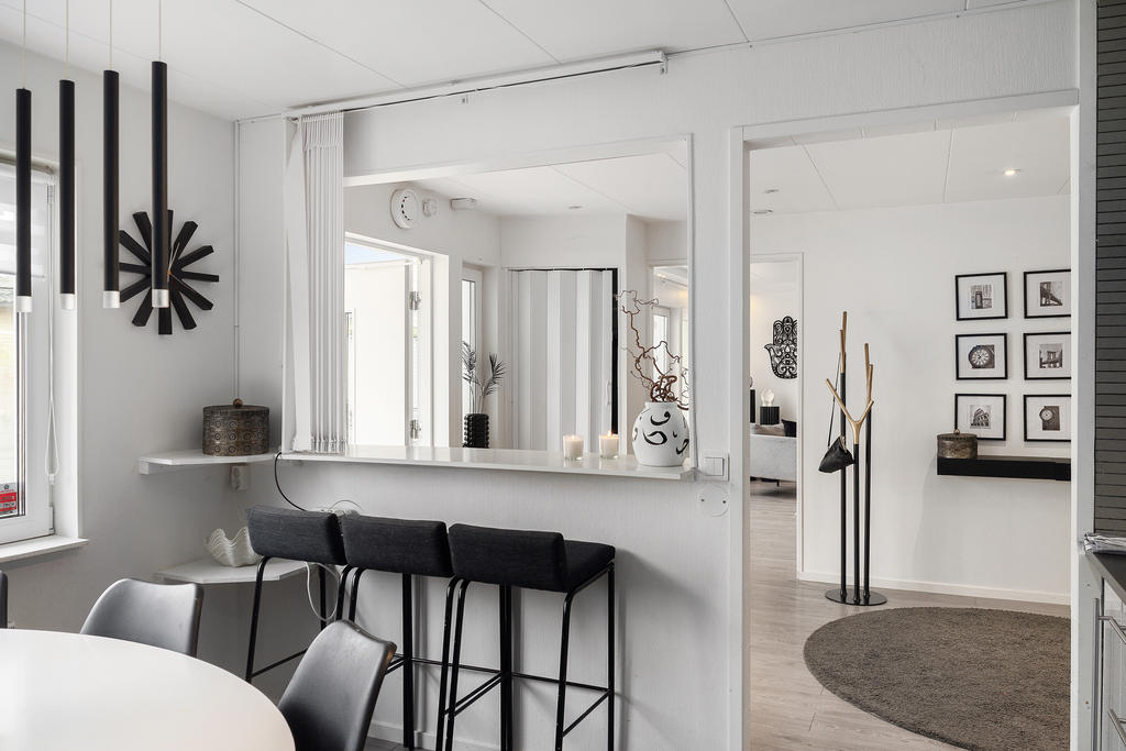 Kök mot entréhall och vardagsrum