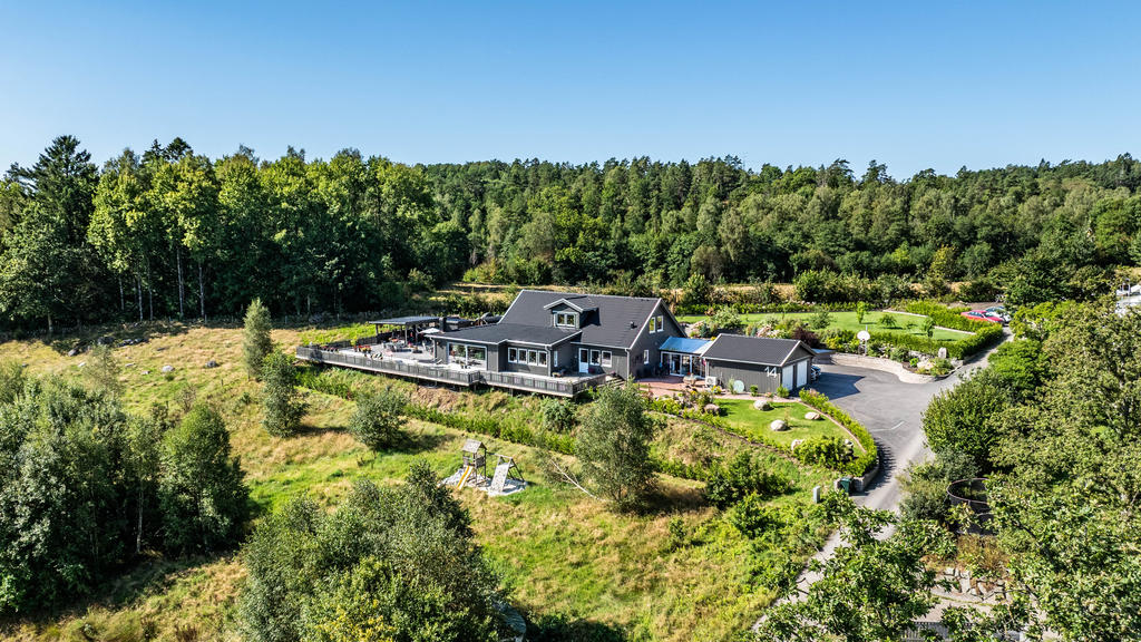 Stort dubbelgarage och uppfart med plast för flera bilar