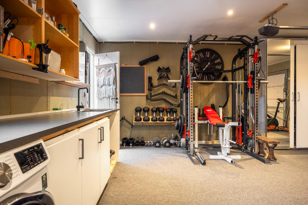 Del av dubbelgarage som idag är delvis inrett som gym