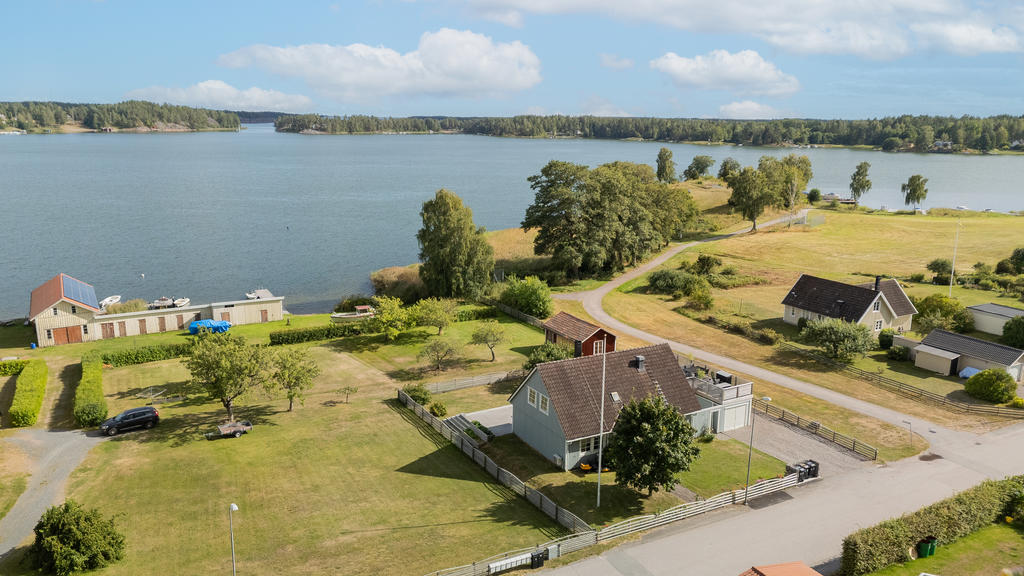 Altandäck och terrass med slående havsvy, separat gästrum, garage, jacuzzi och modern planlösning!