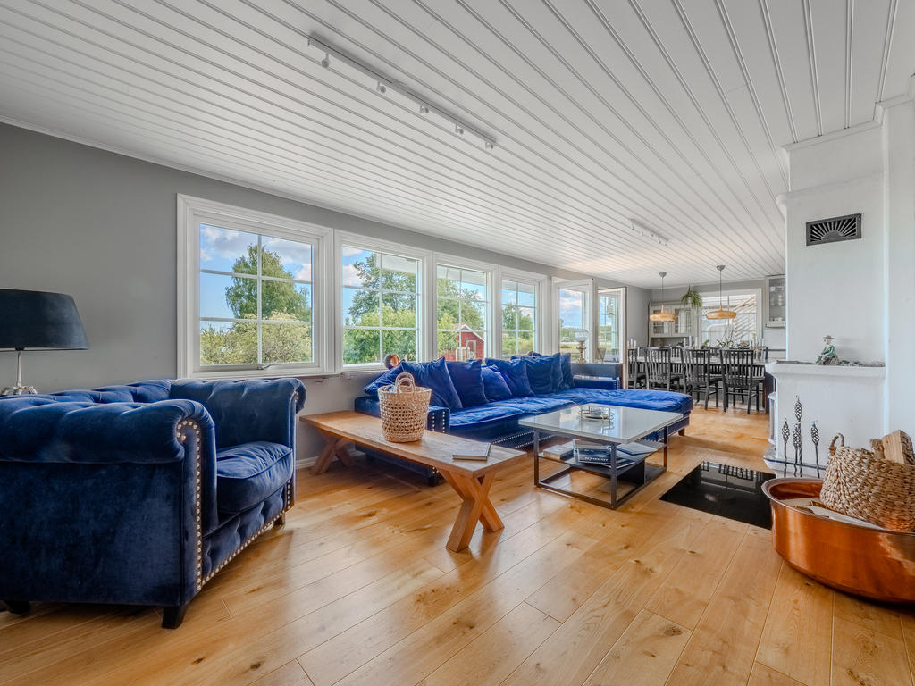 Vardagsrum i öppen planlösning med matplats och kök