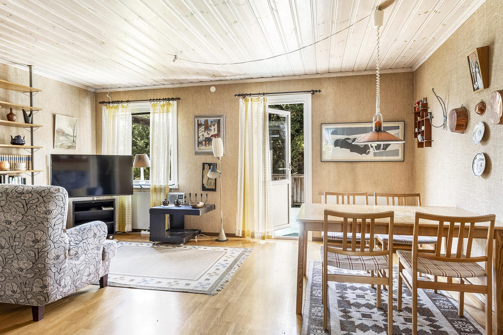 Allrum/matplats med utgång till uteplats