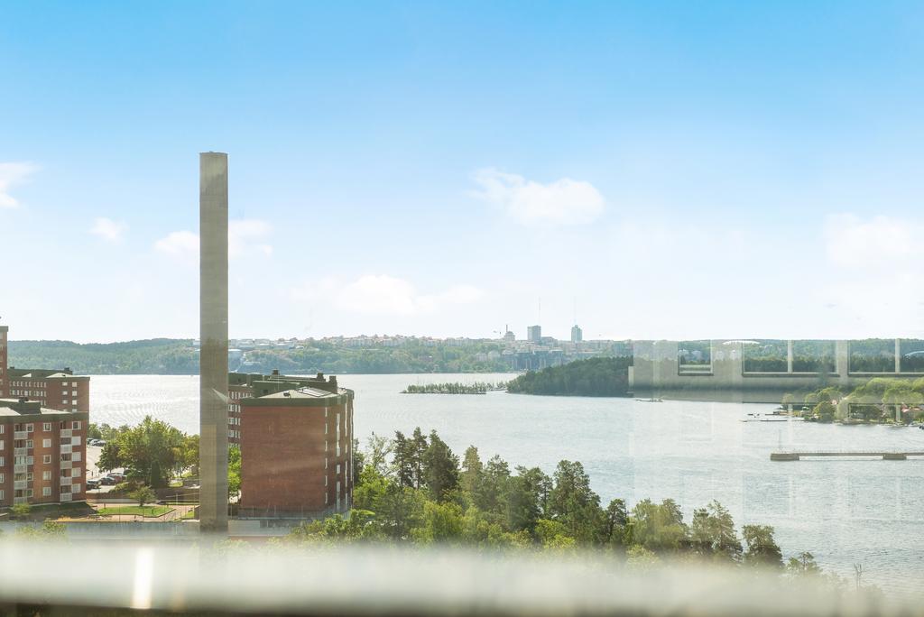 Vidsträckt utsikt mot Stockholms inlopp ifrån inglasad balkong