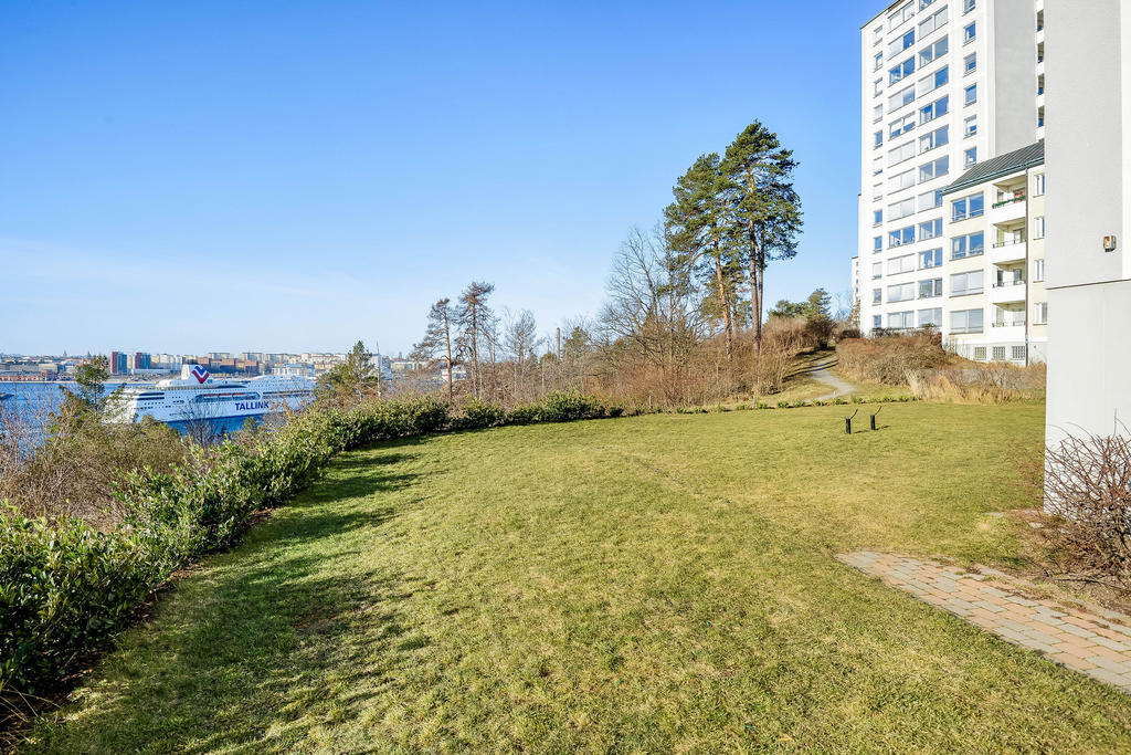Lekvänlig gräsmatta intill Bodalsvägen 22