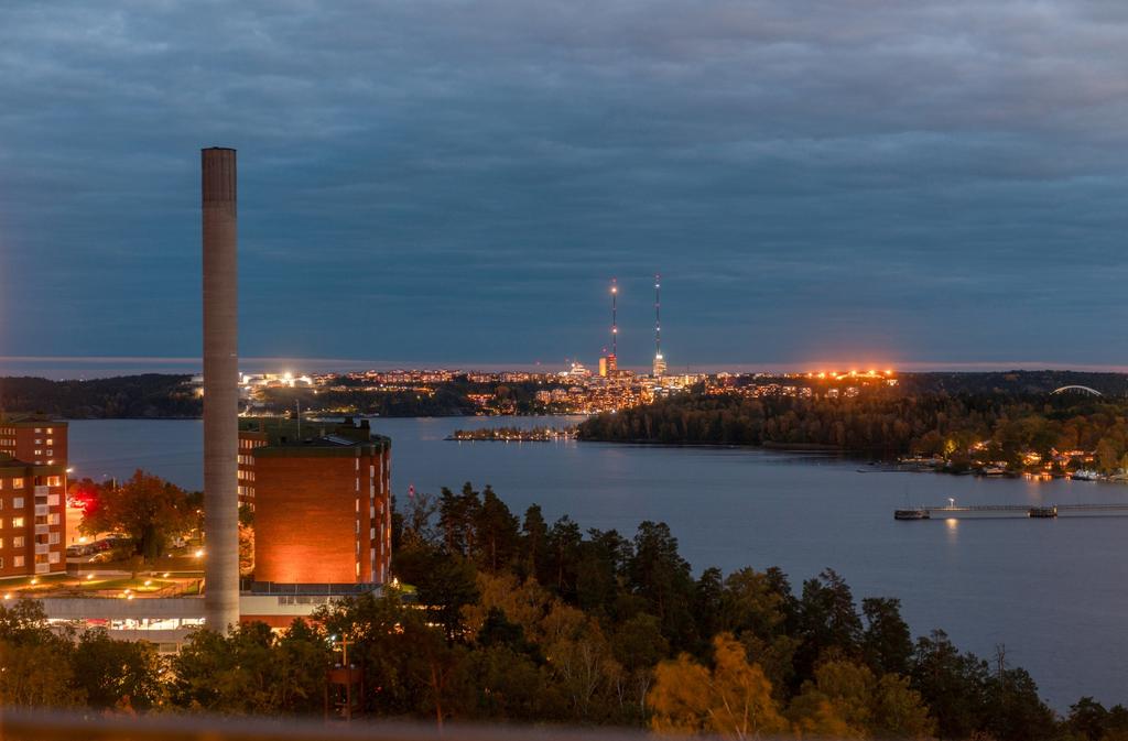 Varmt välkommen till Bodalsvägen 22 med vidsträckt utsikt mot Stockholms inlopp ifrån inglasad balkong